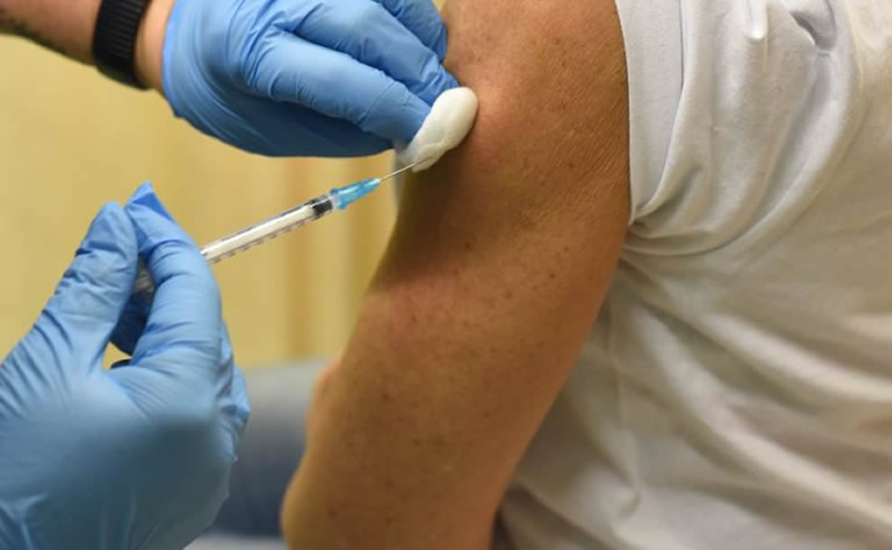 Rifiutano di vaccinarsi, sospesi 15 operatori sanitari