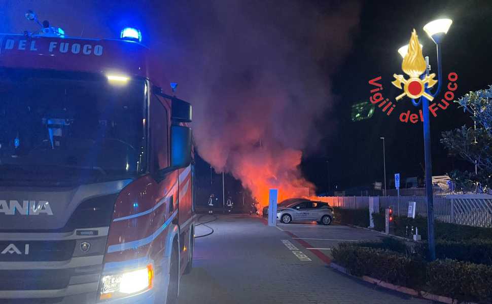 Incendio in una nota concessionaria d’auto: 3 i veicoli distrutti dalle fiamme